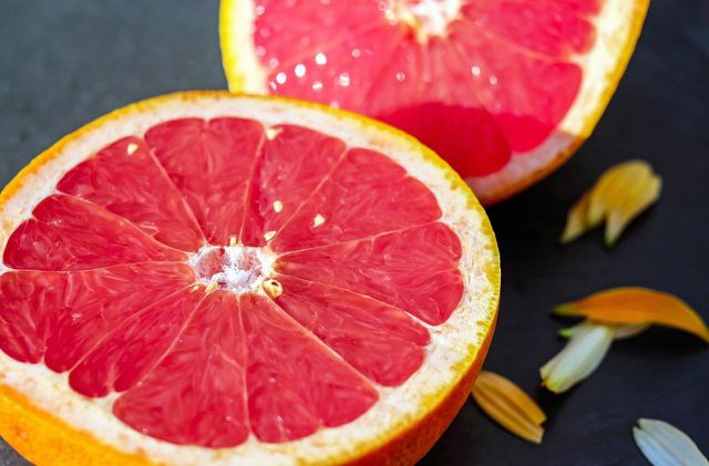 Grapefruit oil provides a citrus scent.