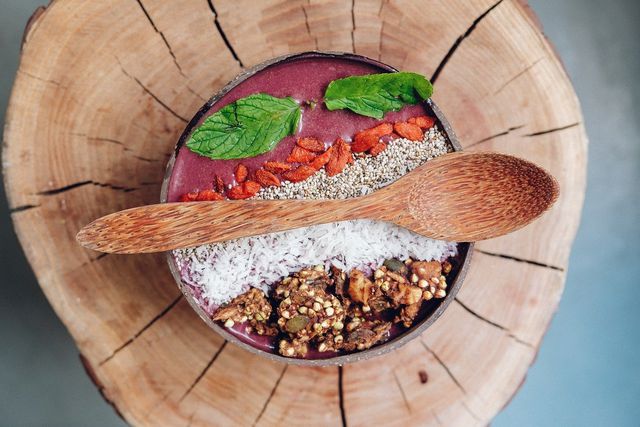Eating from a coconut bowl is not only aesthetic, but also environmentally friendly, as coconut bowls are 100% compostable.