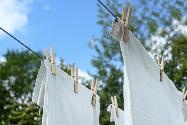 Pendurar as toalhas para secar é melhor para o ambiente e vai ajudar a deixar suas toalhas macias novamente