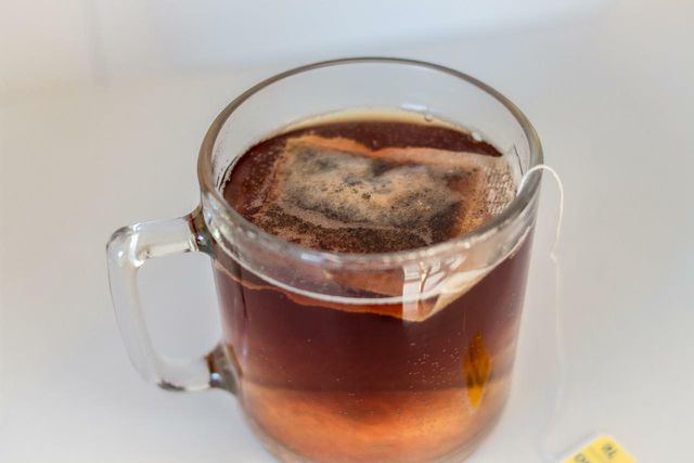 The caffeine found in black tea bags prevents excessive accumulation of fat in cells, making it one of the great home remedies for ingrown hairs.
