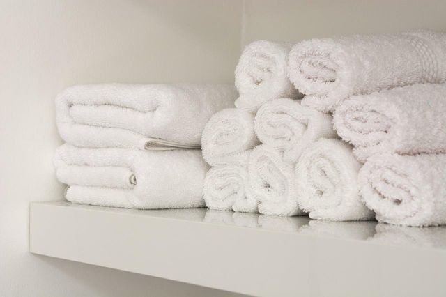 Vinegar is a natural cleaner that can brighten discolored white towels and give them new life.