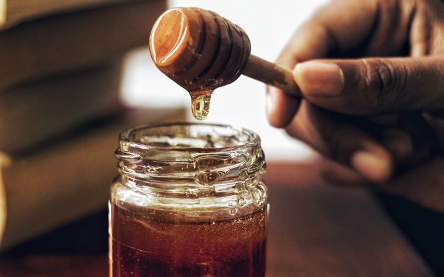 is honey vegan? vegan honey substitutes alternatives