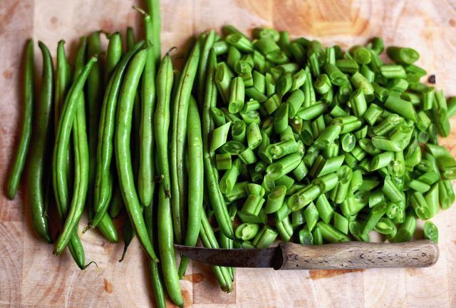 Green beans are the perfect substitutes for peas, as they are a low FODMAP alternative and contain similar nutritional value.