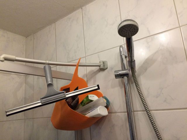 Duschkabine mit Abzieher regelmäßig reinigen