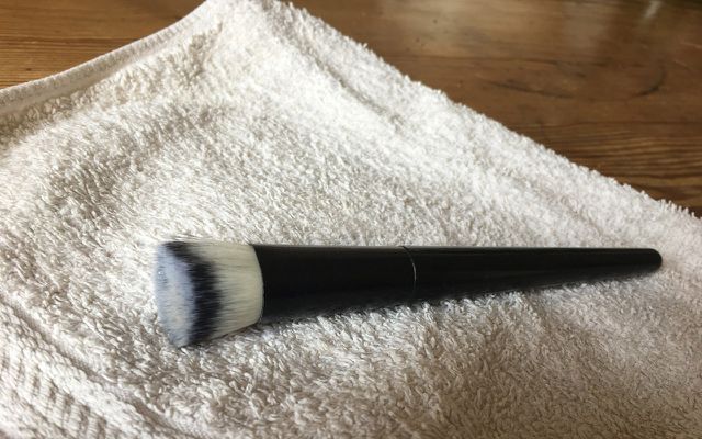 How to Clean Makeup Brushes: DIY Wash
