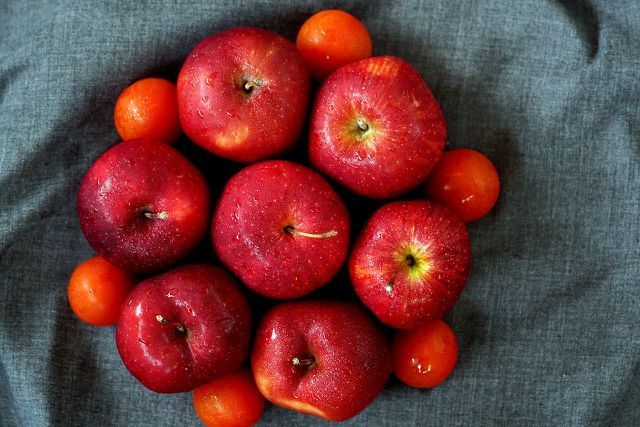 Fight oily skin with a tomato apple oatmeal face mask.