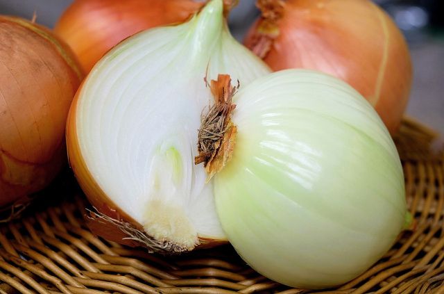 The popular yellow onion is only tolerated in small quantities in case of histamine intolerance.  White onion, which also has a white skin, is more suitable.