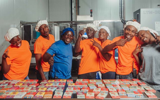 fairafric lässt die Schokolade in der eigenen solarbetriebenen Schokoladenfabrik in Suhum herstellen.