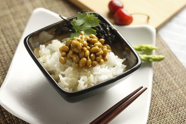 Learn how to eat natto the traditional way by eating natto grohan. 