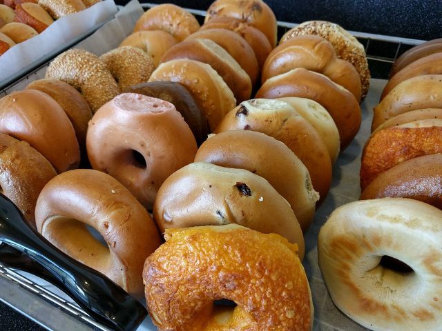 Use parchment paper or paper bags in order to freeze your bagels without plastic.