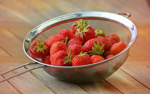 how to keep strawberries fresh in the fridge