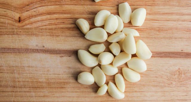 You can freeze whole garlic cloves, peeled and chopped, plastic-free.