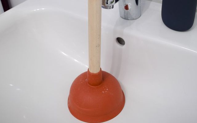 How to unclog a sink drain: plunger method