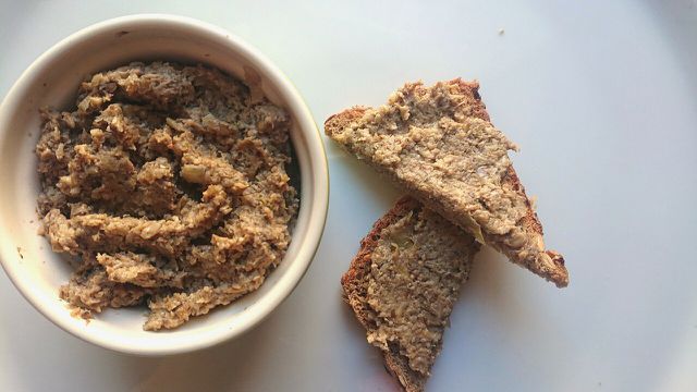 Vegan pâté with mushroom and sunflower seeds is quick, delicious and sustainable.