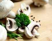 can you eat mushrooms raw