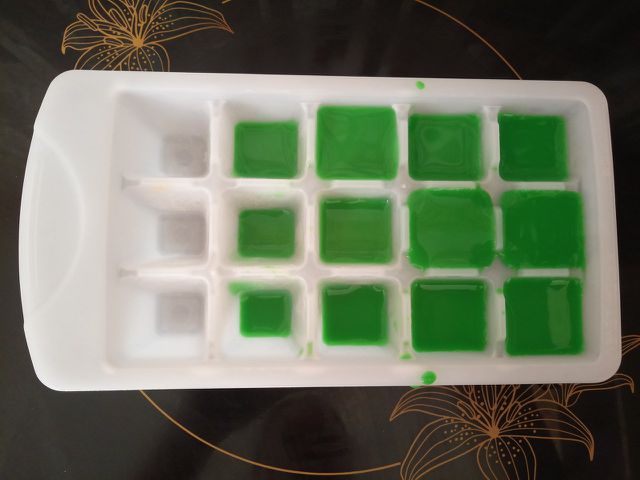 An ice cube tray can be used as a gum mold; simply cut the homemade chewing gum into smaller pieces when set.