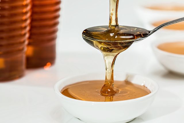 La miel ayuda a curar las comisuras de la boca desgarradas.