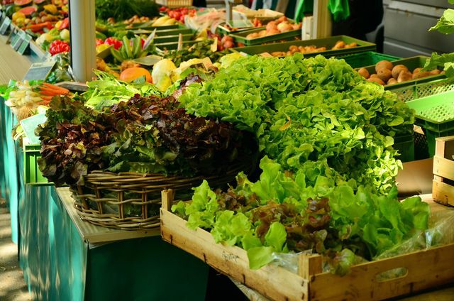 Auf dem Wochenmarkt kannst du Obst und Gemüse kaufen, dass nicht in eine optische Norm gepresst wurde.