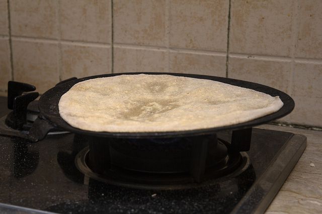 Papadam ist ein typisch indisches Brot, das in der Pfanne frittiert wird.