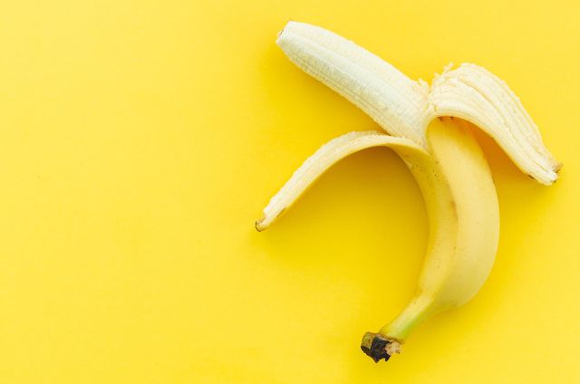 As bananas são uma ótima fonte de vitaminas essenciais perdidas e fornecerão um aumento de energia saudável, tornando-se uma das melhores maneiras de superar uma ressaca.